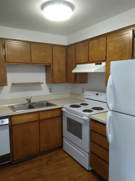 Building Photo - 875 NW Oak Ave