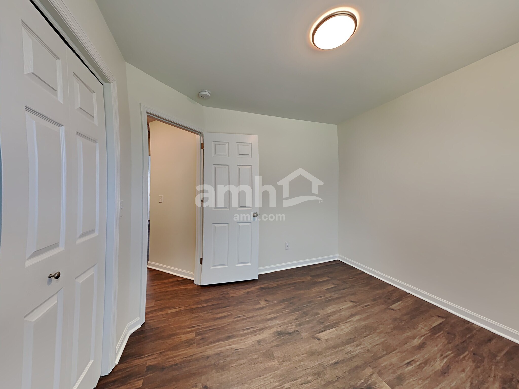 Building Photo - 2807 Sutherland Dr