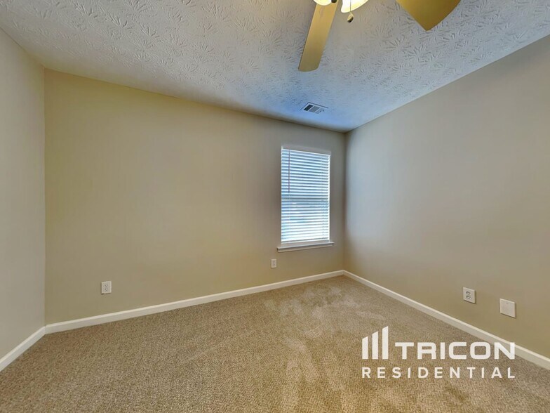 Building Photo - 4664 Parkway Cir