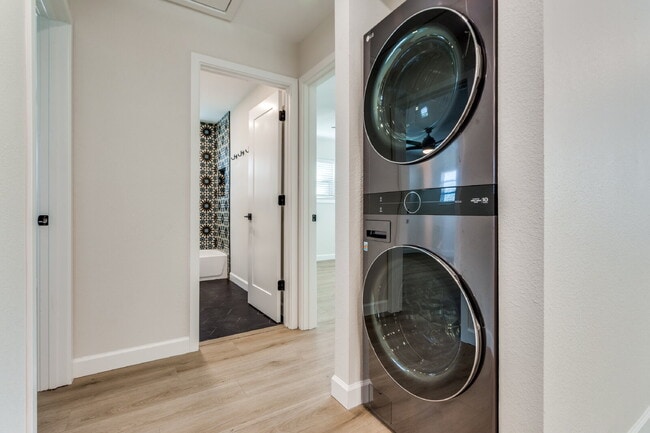 Building Photo - Great 2 bedroom upstairs unit - Available Summer 2026