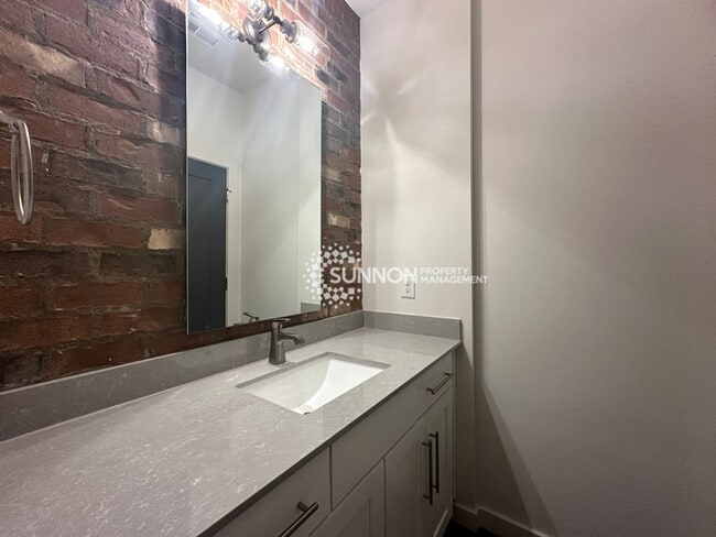 Building Photo - 3 Bed 3.5 Bath Townhome in NODA