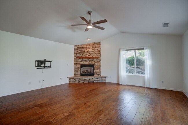 Building Photo - Extra spacious 3 bed 2 bath home in Kingsw...