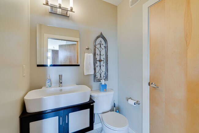 Building Photo - Stunning 3BR/2.5BA Condo in Prime Belmont/...