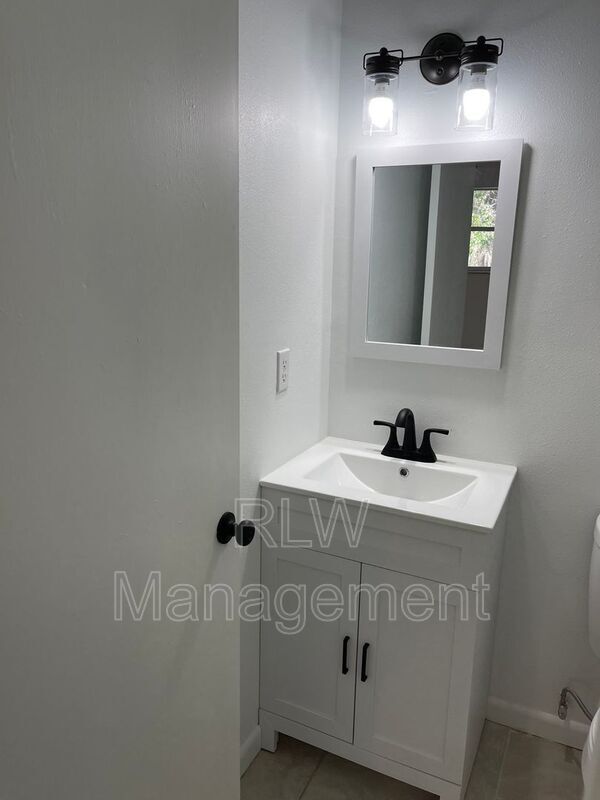 Building Photo - 425 S Seminole Ave