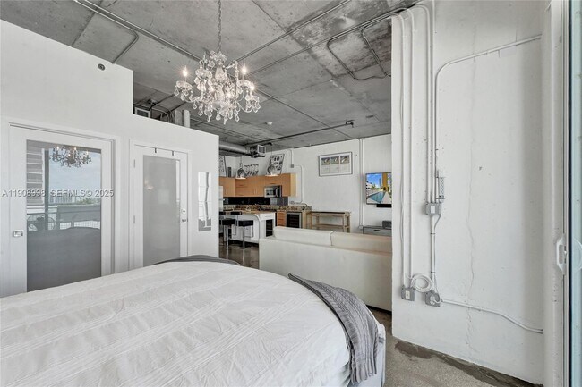 Building Photo - 444 NE 30th St