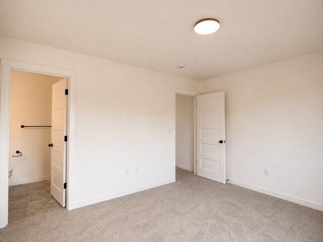 Building Photo - 10112 NE 45th Ct