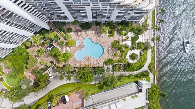Building Photo - 520 Brickell Key Dr