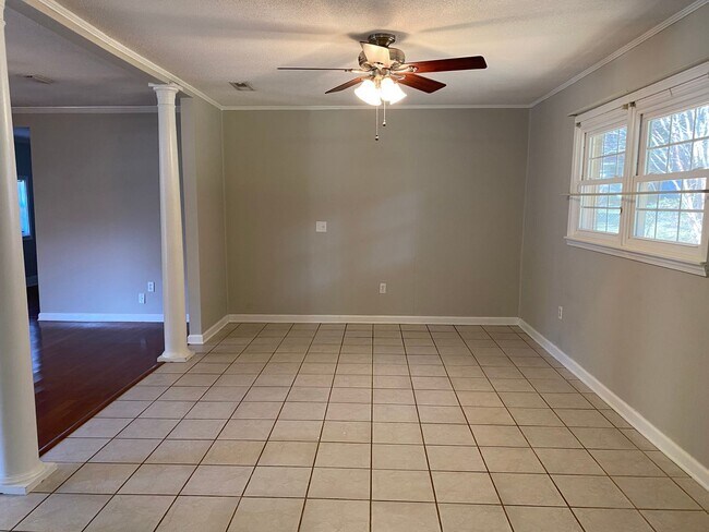 Building Photo - 228 Yellowleaf Dr