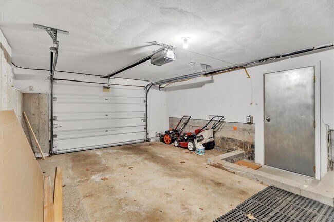 Building Photo - 367 Plain Meeting House Rd