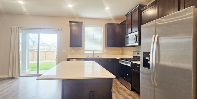 Building Photo - 640 Vickie Ln N