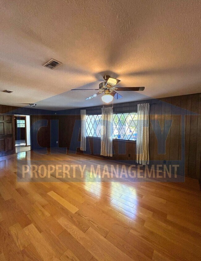 Building Photo - Charming two story home with garage and large yard!