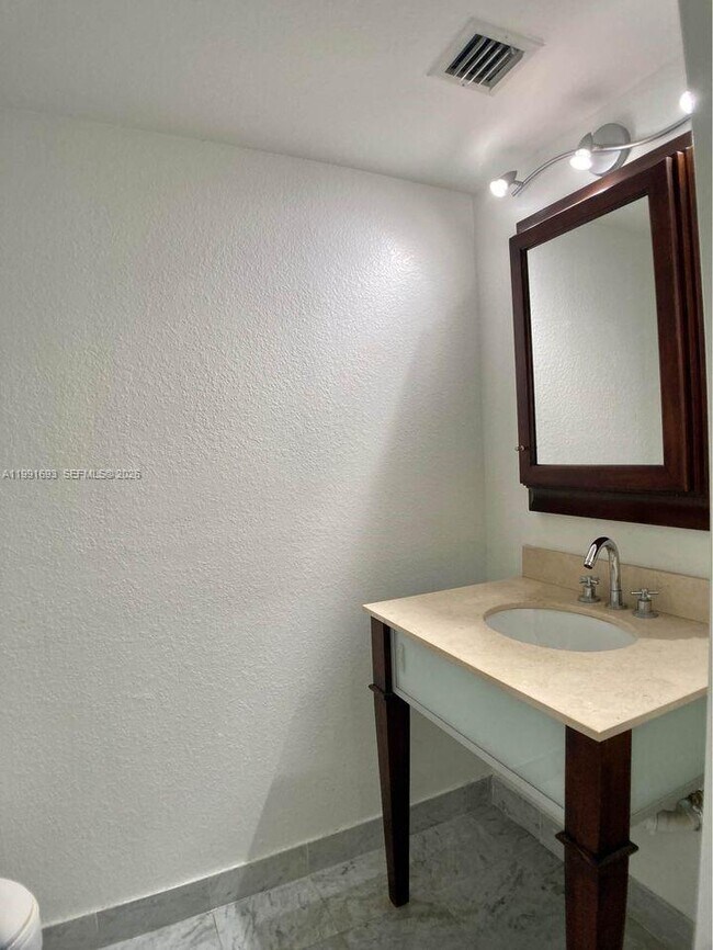 Building Photo - 500 NE 29th St