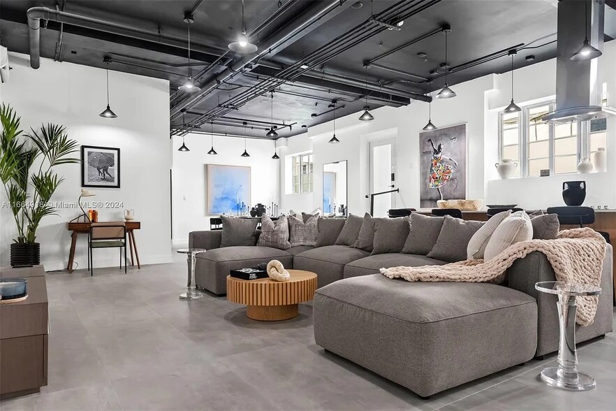 Building Photo - 2201 Collins Ave