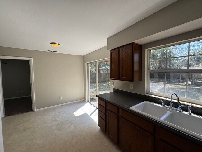 Building Photo - Charming 4 Bedroom, 1 Bathroom Home in Orange City!!