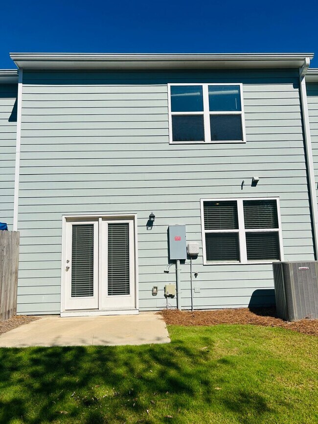 Building Photo - ***MOVE IN SPECIAL -$500 OF FIRST 2 MONTHS RENT WITH A MARCH 31ST OR SOONER MOVE IN DATE***Step i...