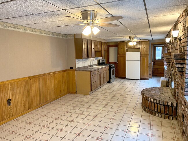 Building Photo - 27 Lexington St