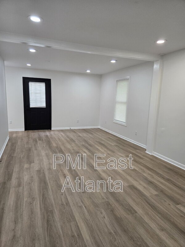 Building Photo - 2275 Country Club Ln SW