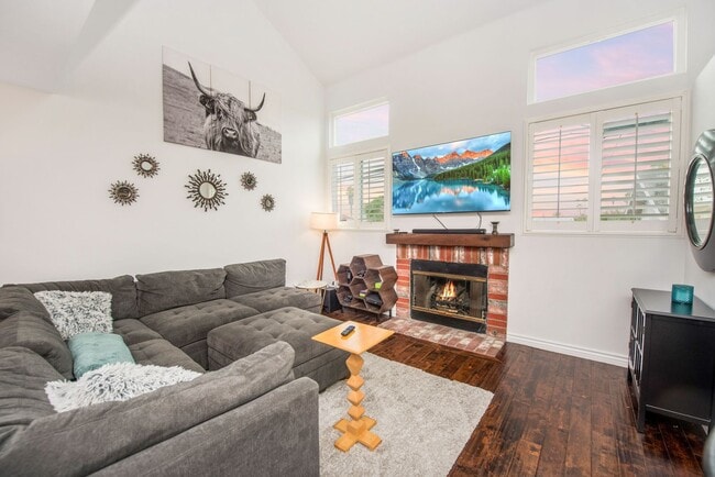 Building Photo - Costa Mesa Newport Heights Stunner!