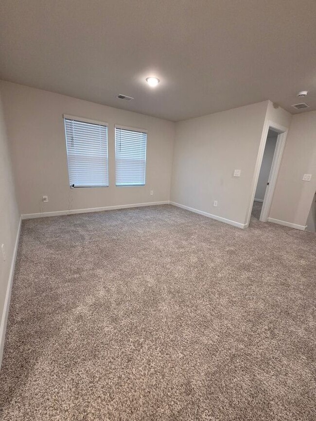 Building Photo - Beautiful and spacious! Ready for move in!