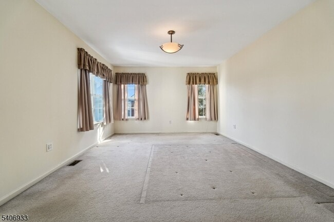 Building Photo - 163 Gladstone Dr