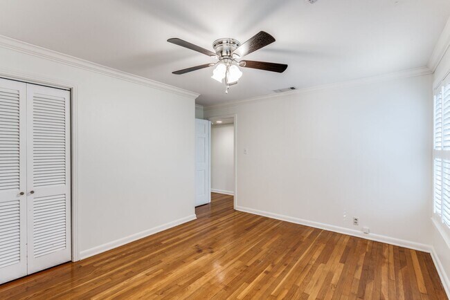 Building Photo - TERRELL HILLS 3-BEDROOM, SINGLE STORY