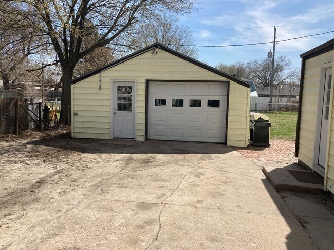 Building Photo - Cute 2 bed 1 bath!