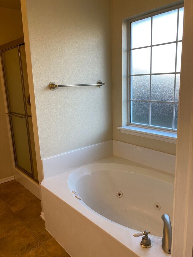 Building Photo - Spacious 3BDRM Home in Blackberry Ridge, V...