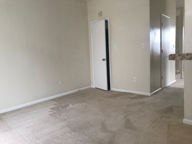 Building Photo - End Unit Townhouse in Virginia Beach