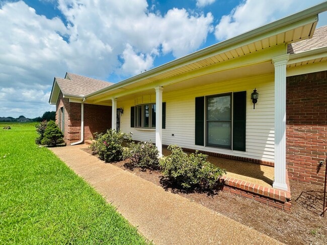Building Photo - Desirable Oakland Home on Acreage. Owner W...