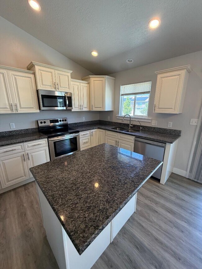 Building Photo - 1375 E Rachel Way