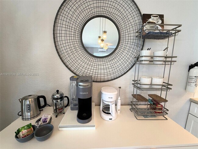 Building Photo - 1705 N Riverside Dr