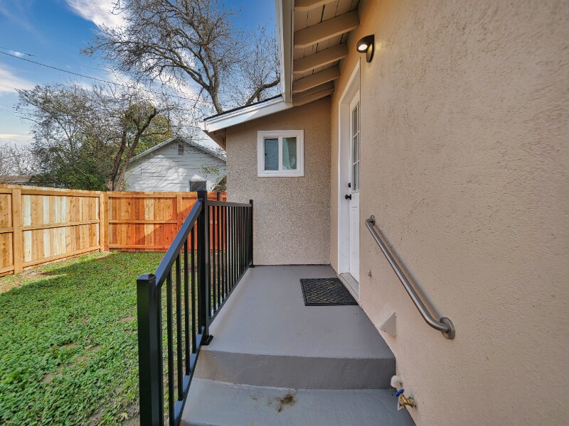 Building Photo - 308 6th St