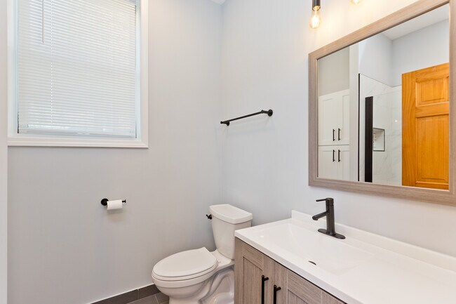 Building Photo - 2338 N Greenview Ave