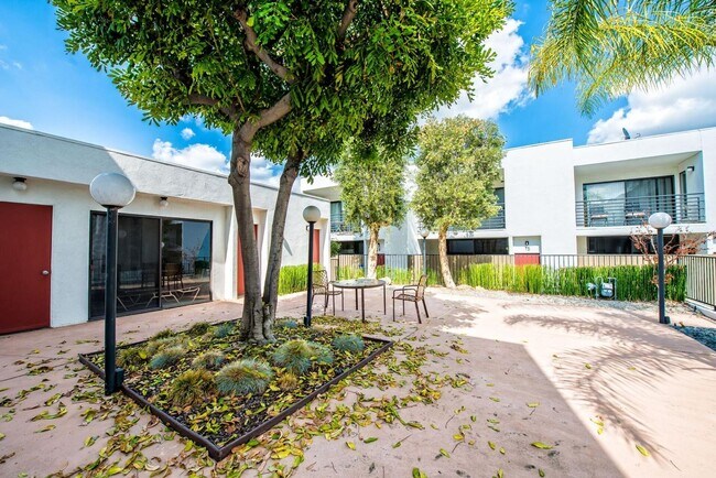 Building Photo - Modern Style 3 Bed / 3 Bath Townhouse + Bonus Room in North Alhambra!