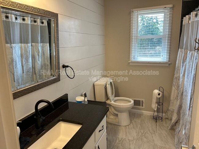 Building Photo - 310 Gail Dr