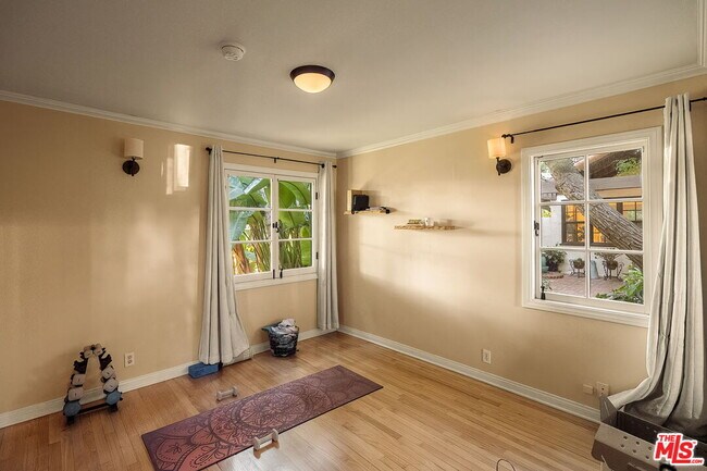 Building Photo - 2223 Cloverfield Blvd