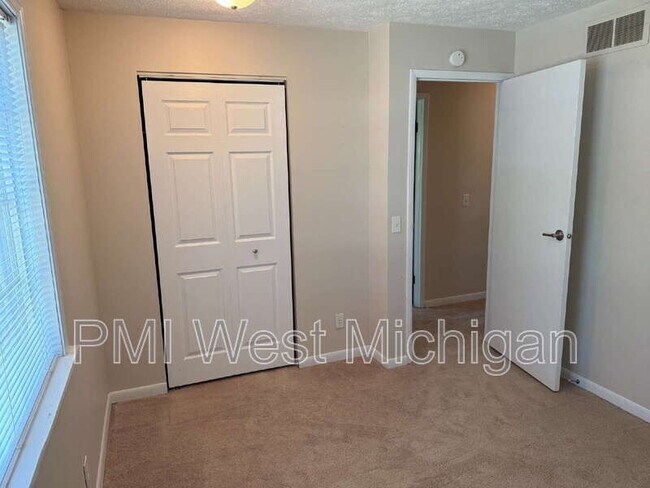 Building Photo - 5864 Shaw St