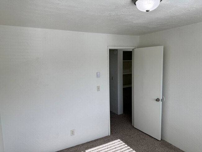 Building Photo - Updated 2 bedroom 1.5 bathroom duplex!