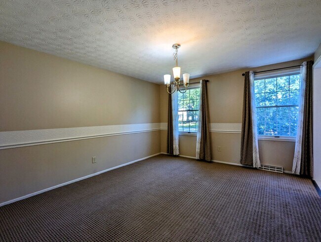 Building Photo - Center Hall Colonial for rent in Hudson!