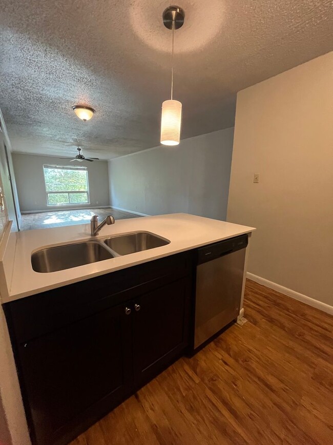 Building Photo - 2Bed/1Bath in Travis Heights