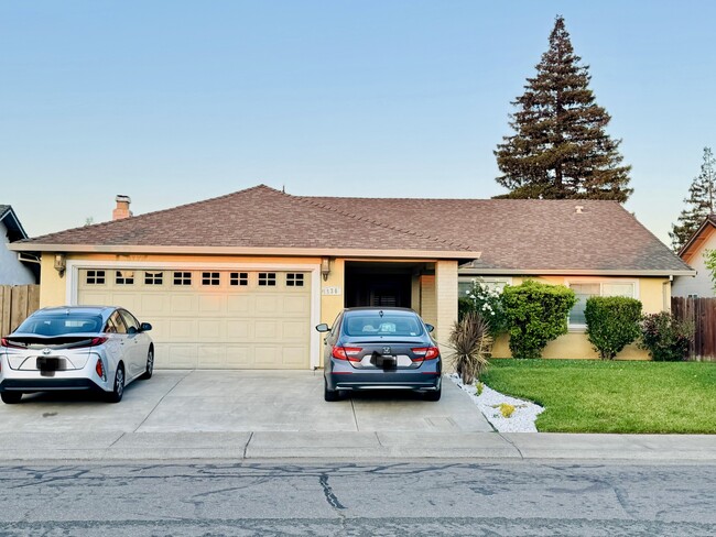 Building Photo - 1530 Burgundy Dr