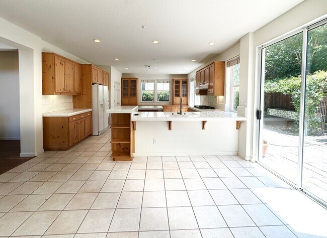 Building Photo - Large 5bd/3ba 3500sqft Home in Hamilton, Novato