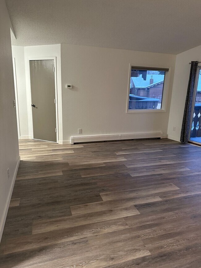 Building Photo - Newly Remodeled, 1 Bed/1 Bath Garage/Washer/Dryer