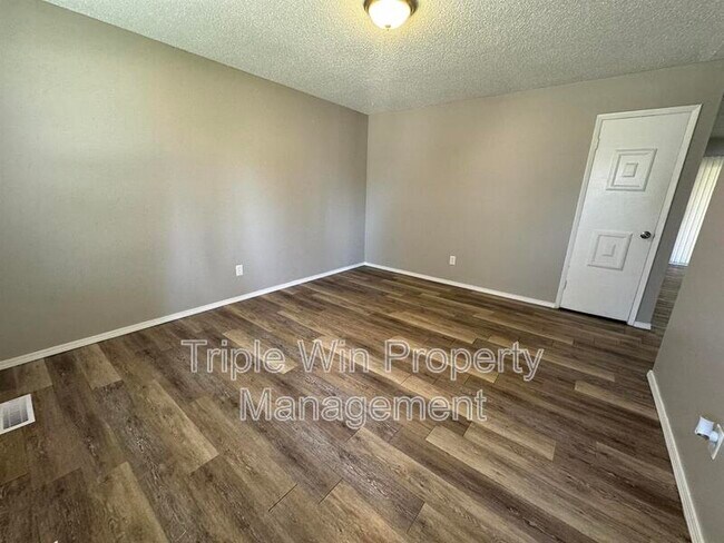 Building Photo - 513 Coachway Ln