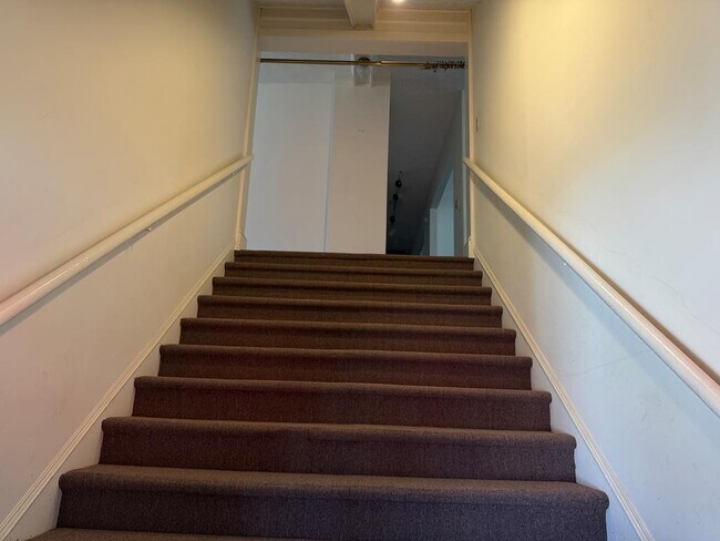 Building Photo - 122 E Main St