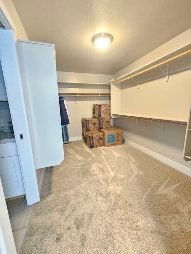 Building Photo - Ready now this beautiful 3 Bedroom Upscale...