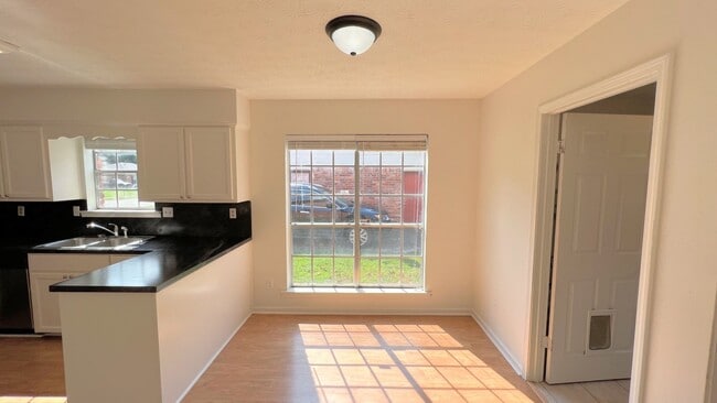 Building Photo - Lovely 3-Bedroom