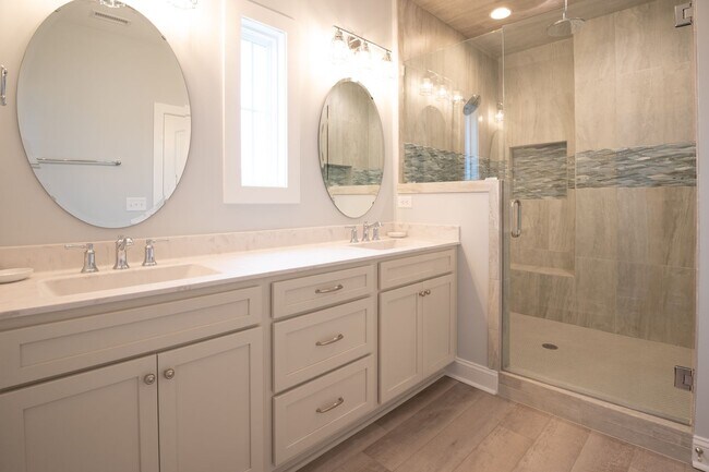 Building Photo - AWESOME OFF-SEASON SINGLE FAMILY BEACH HOM...