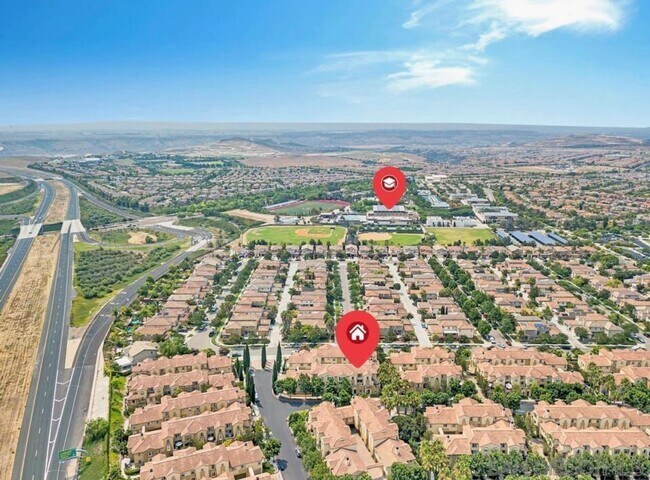 Building Photo - Stunning Townhome in the Heart of Otay Lakes, Chula Vista - MOVE IN SPECIAL