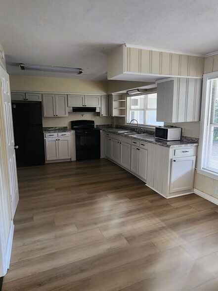 Kitchen - 3207 W La Rua St